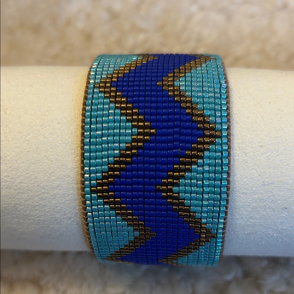 Blue and Turquoise Zig Zag Beaded Bracelet. Well made and lined on the inside.